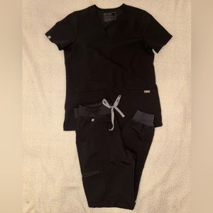 FIGS Black Scrub Set